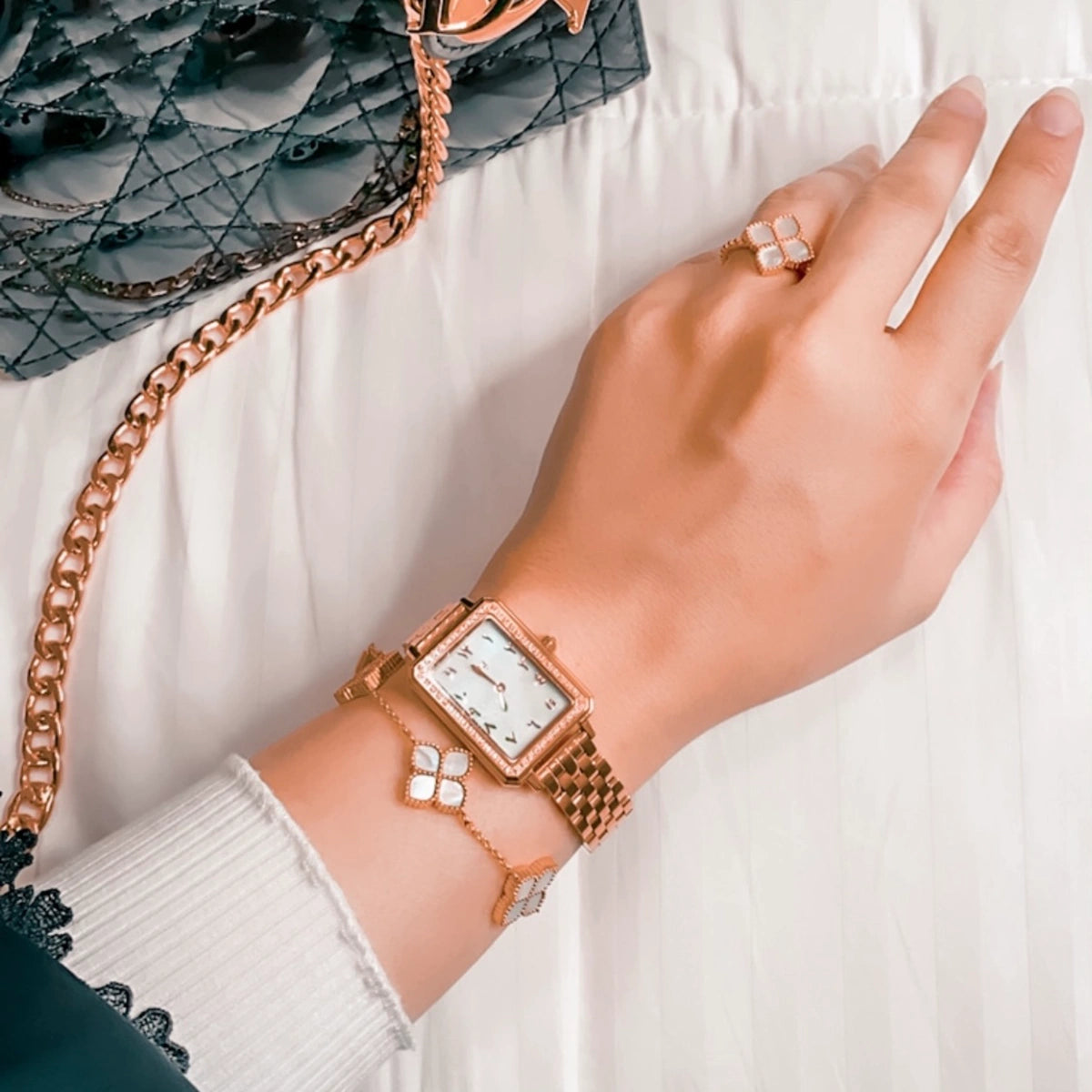 جوري / إسورة اللؤلؤ بلون الروز قولد