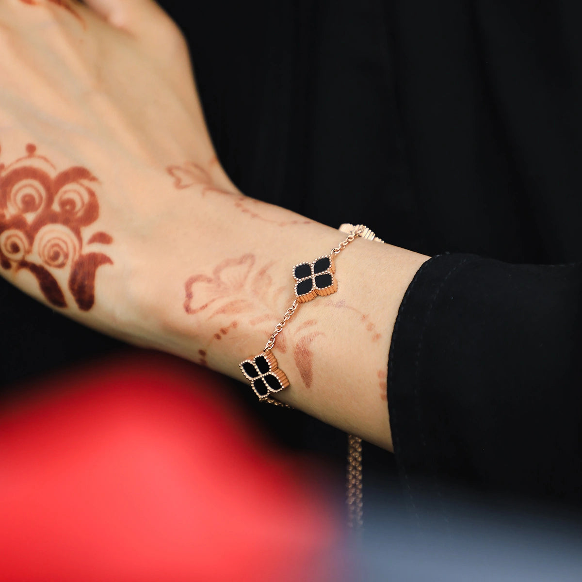 جوري / إسورة الحجر الأسود بلون الروز قولد