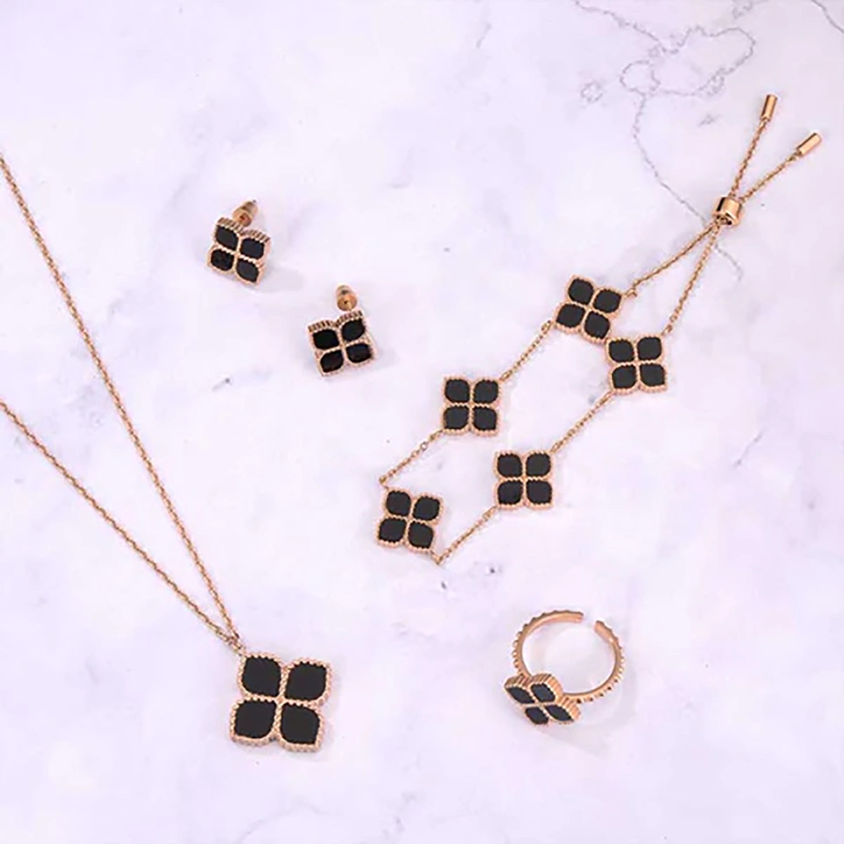 جوري / إسورة الحجر الأسود بلون الروز قولد