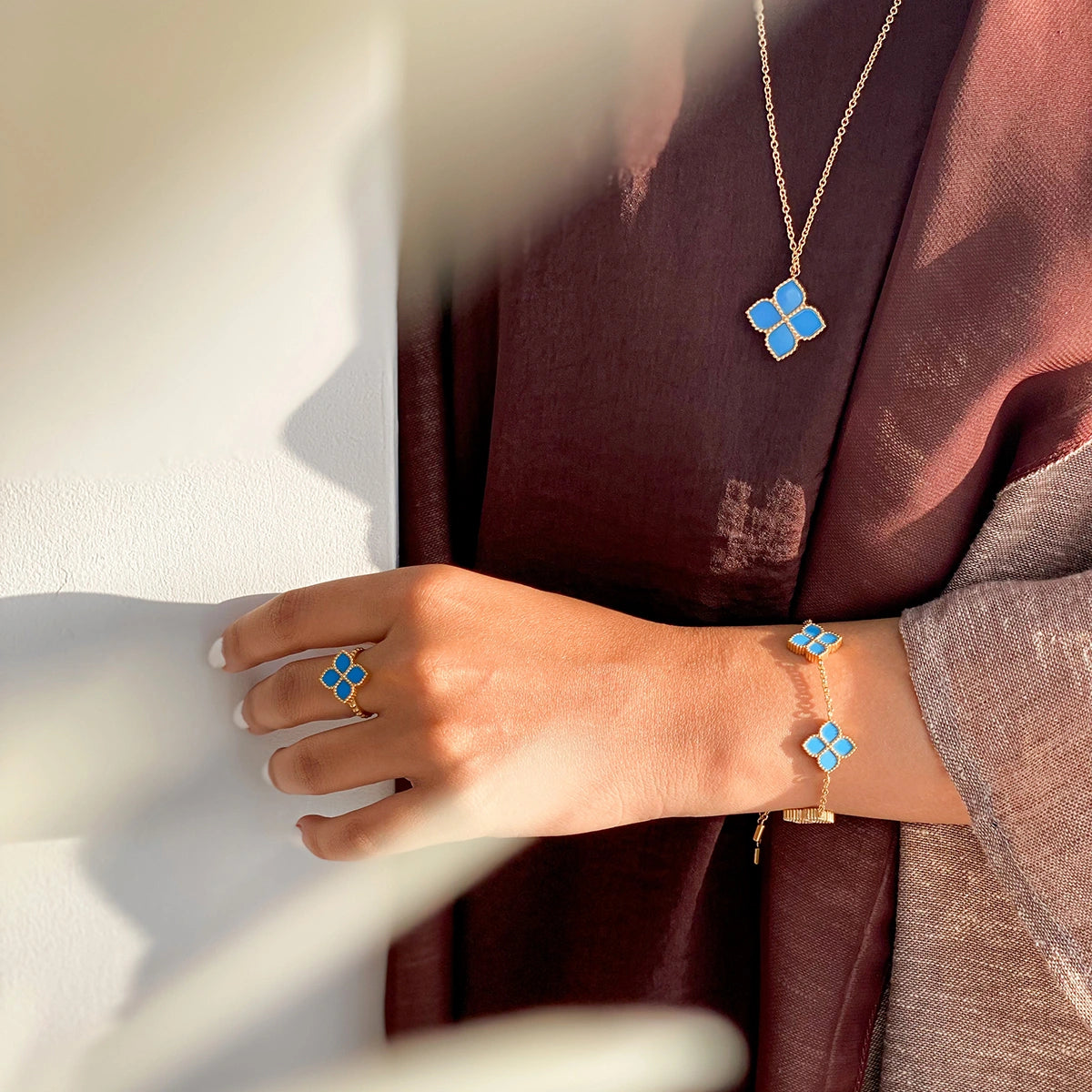 جوري / إسورة العقيق التركوازي باللون الذهبي