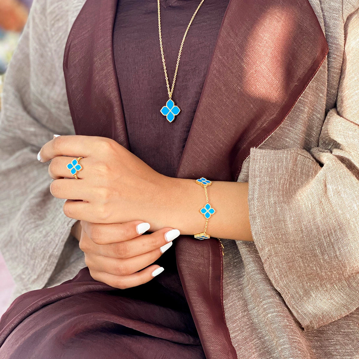 جوري / إسورة العقيق التركوازي باللون الذهبي