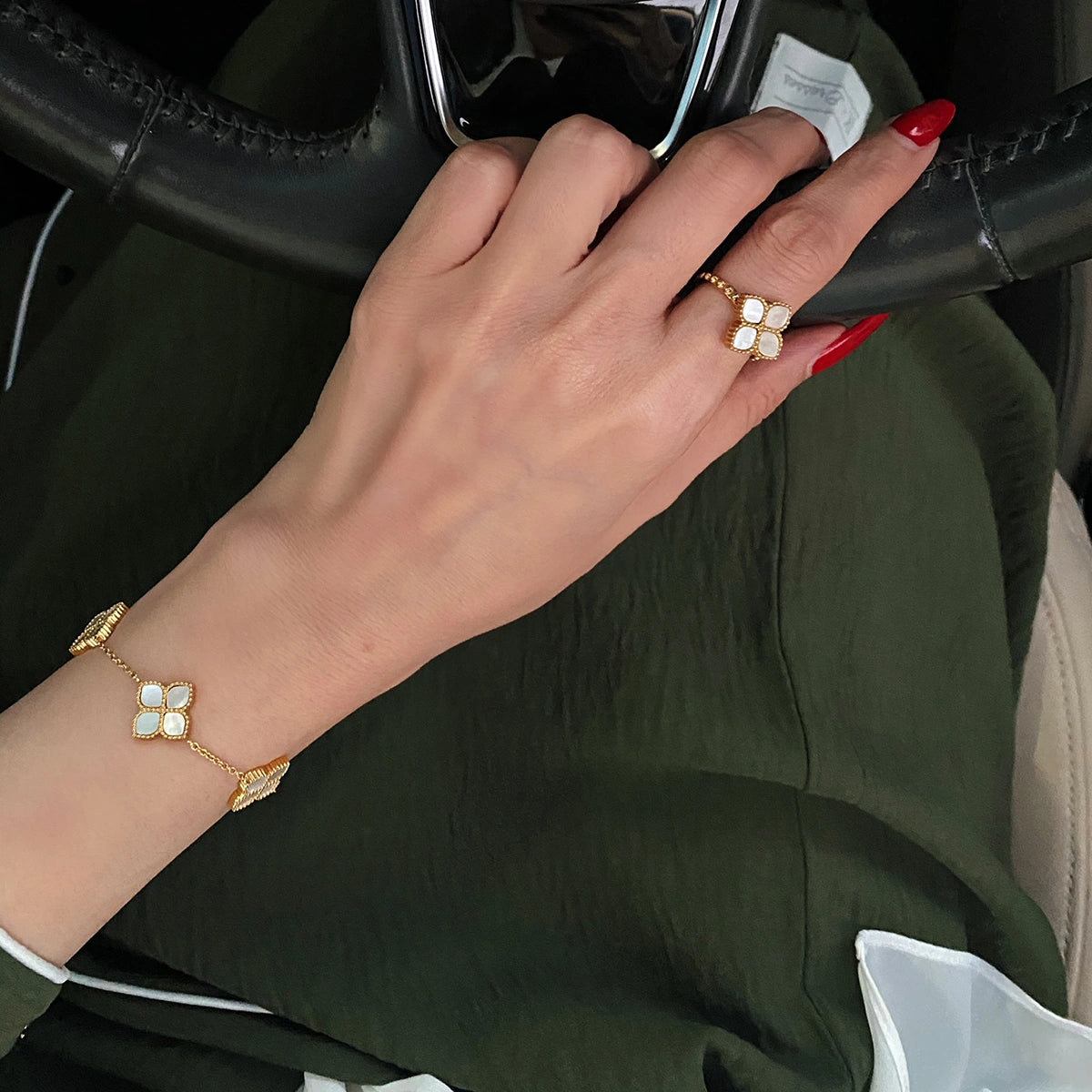 جوري / إسورة اللؤلؤ بلون الذهب