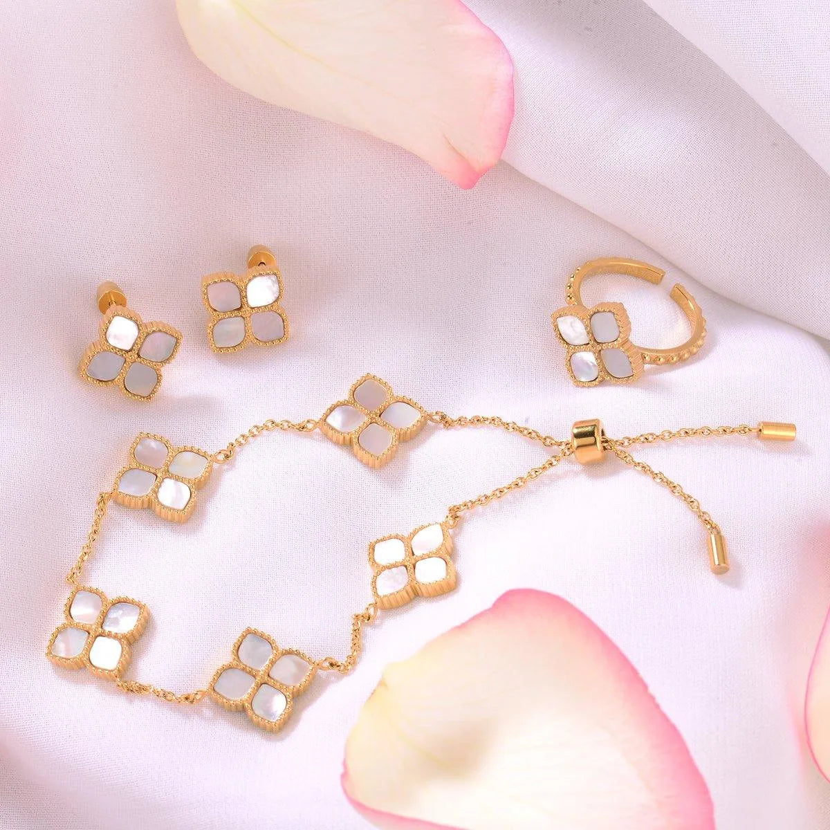 جوري / إسورة اللؤلؤ بلون الذهب