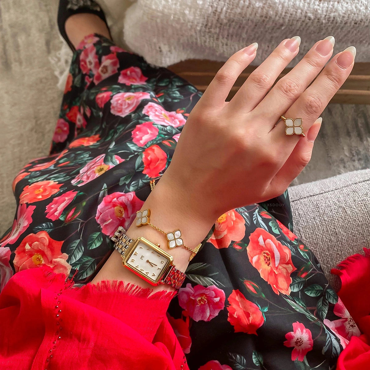 جوري / إسورة اللؤلؤ بلون الذهب