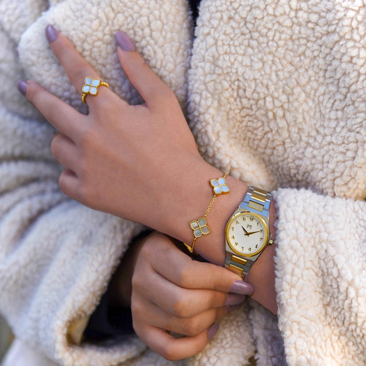 جوري / إسورة اللؤلؤ بلون الذهب