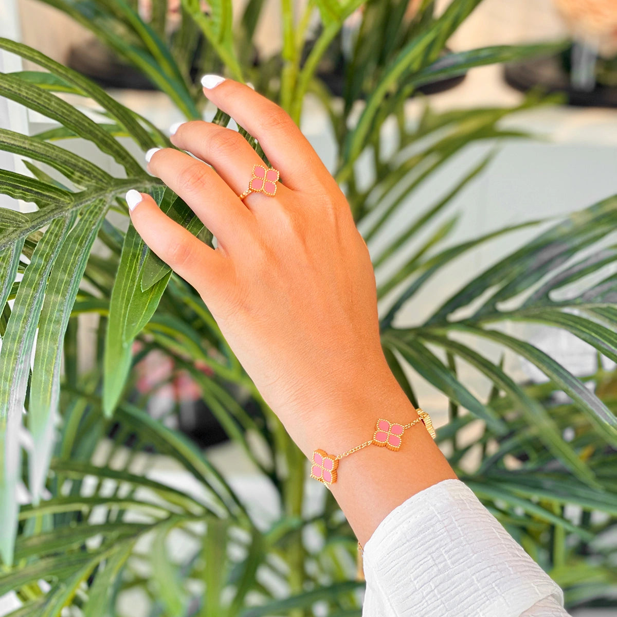 جوري / إسورة العقيق الوردي باللون الذهبي