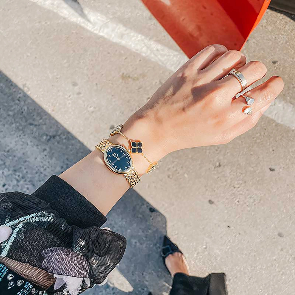 جوري / إسورة الحجر الأسود باللون الذهبي