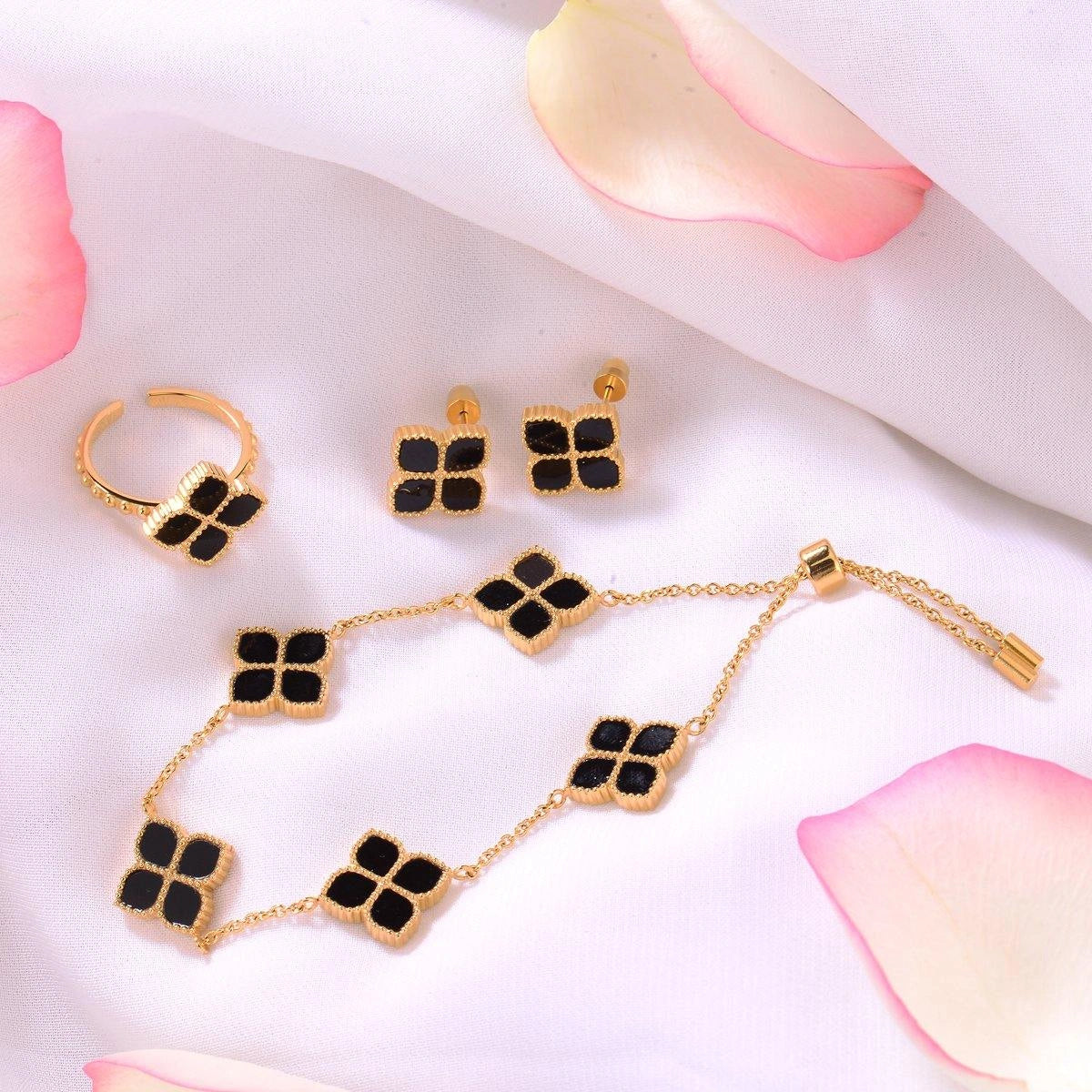 جوري / إسورة الحجر الأسود باللون الذهبي