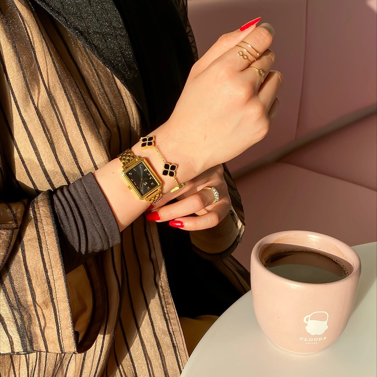 جوري / إسورة الحجر الأسود باللون الذهبي