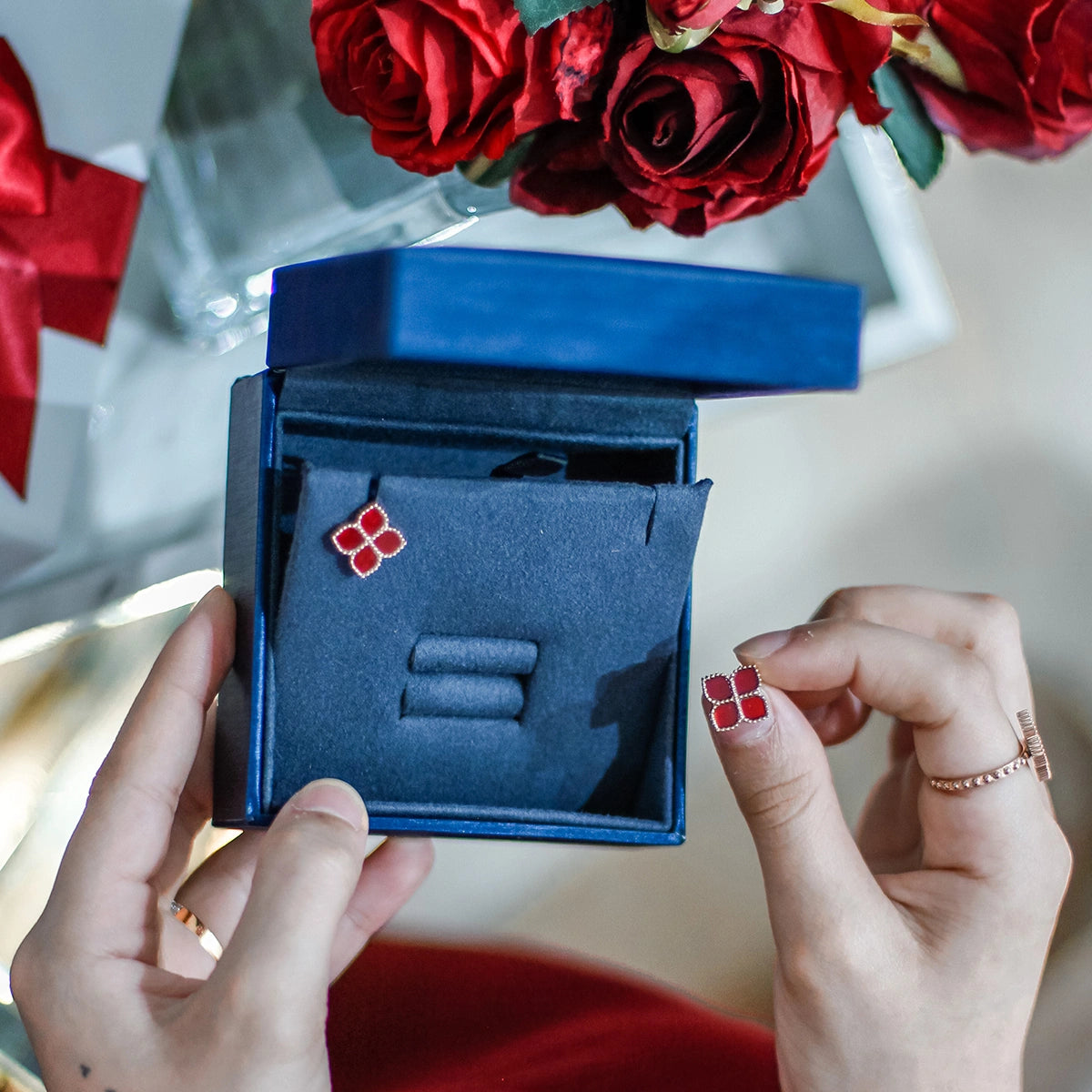 جوري / أقراط الحجر الأحمر بلون الروز قولد