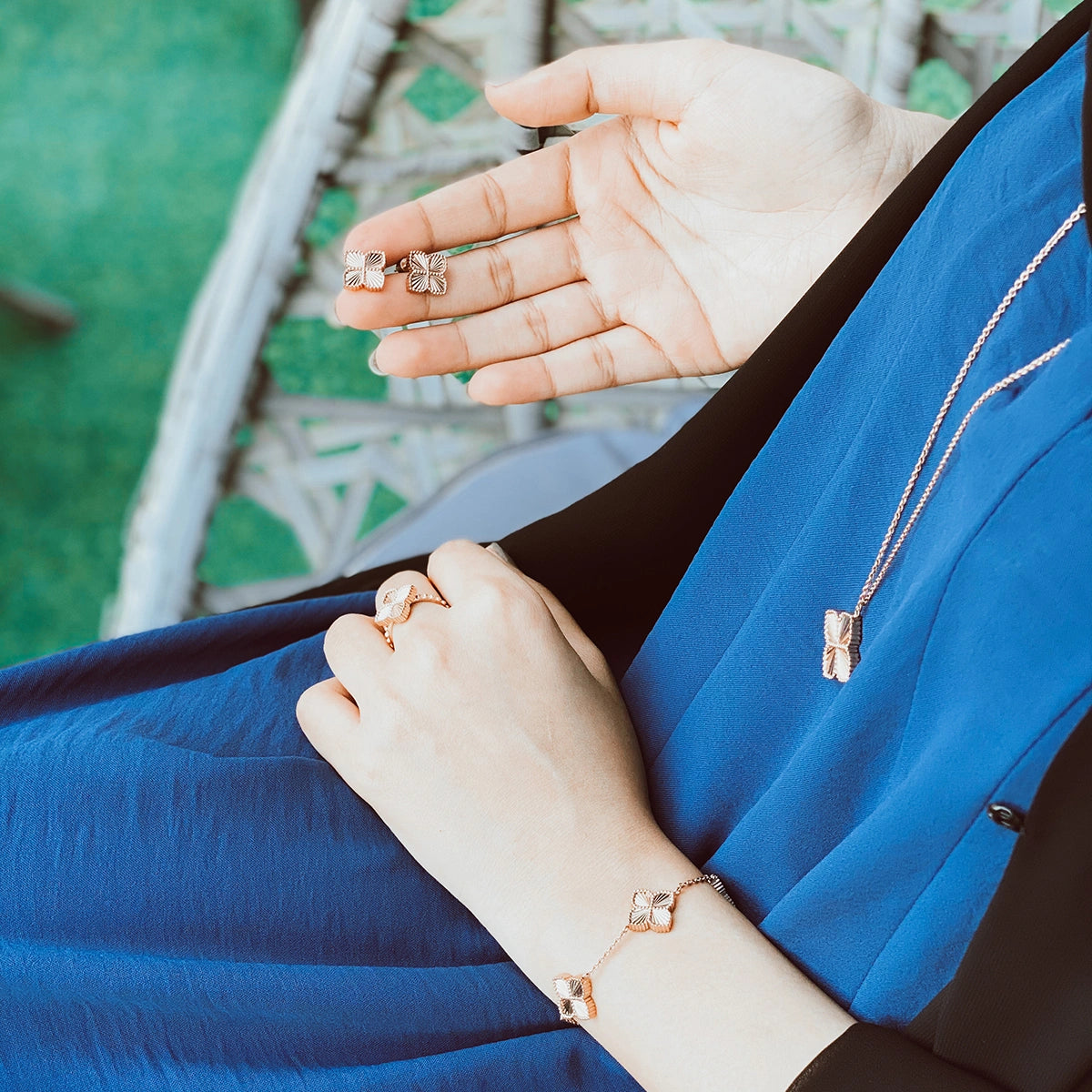 جوري / أقراط إشراقة الجوري بلون الروز قولد