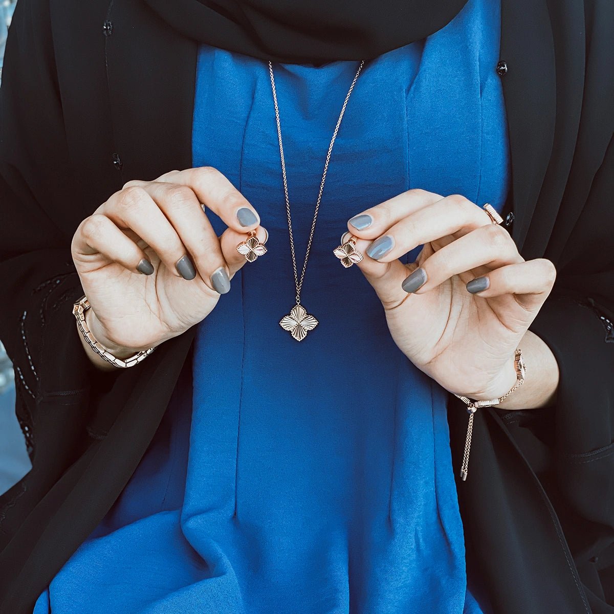 جوري / أقراط إشراقة الجوري بلون الروز قولد