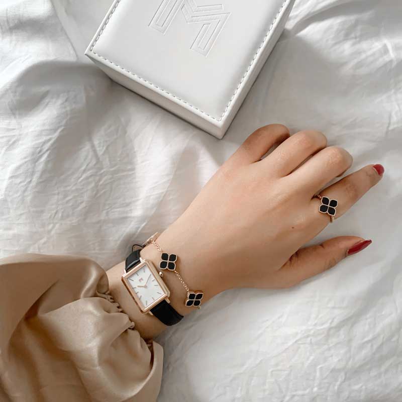 جوري / أقراط الحجر الأسود بلون الروز قولد