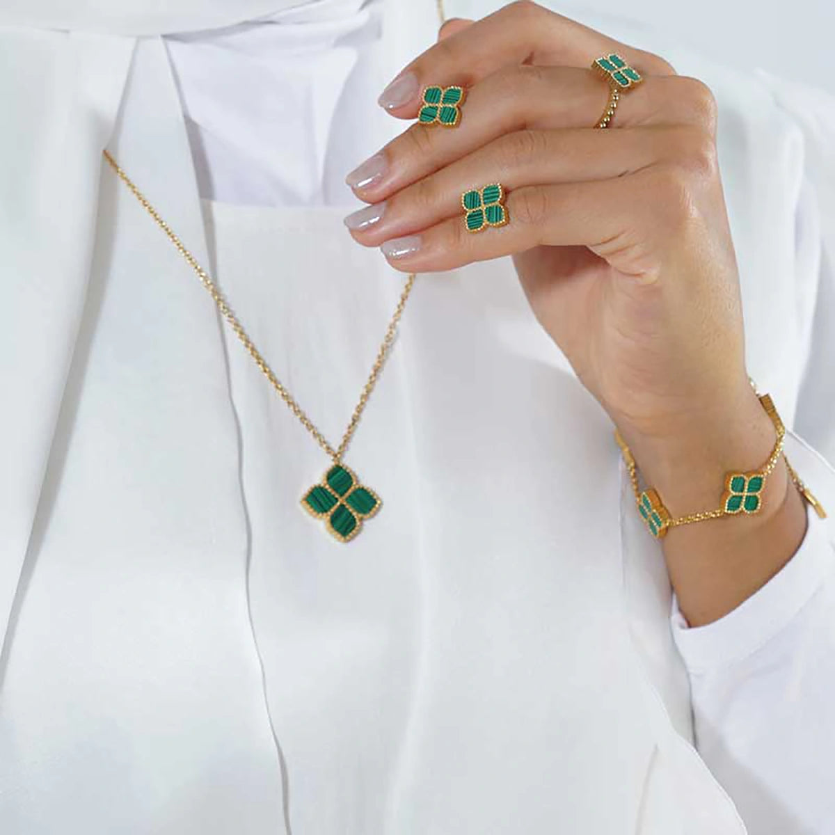 جوري / أقراط اللؤلؤ باللون الذهبي