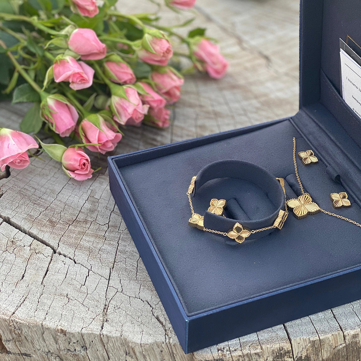 جوري / أقراط الشفق باللون الذهبي