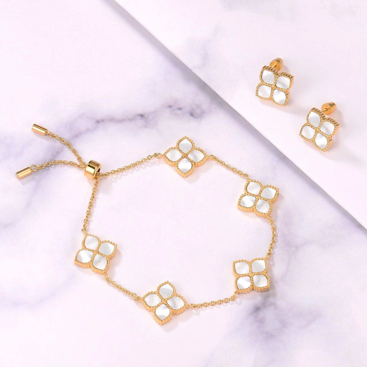 جوري / أقراط اللؤلؤ باللون الذهبي