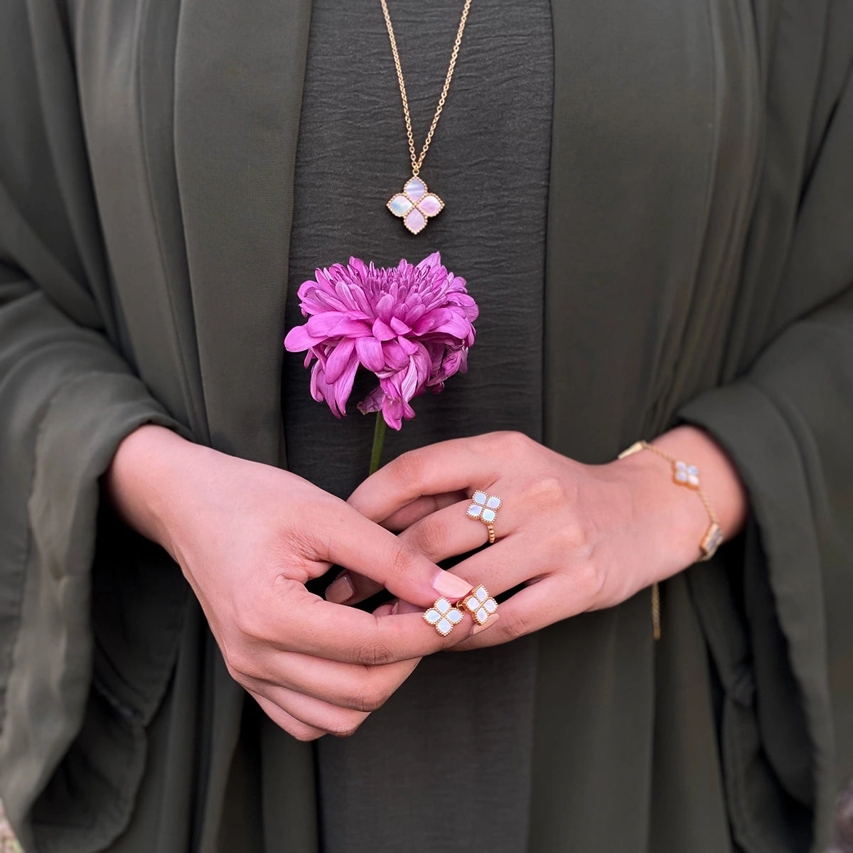 جوري / أقراط اللؤلؤ باللون الذهبي