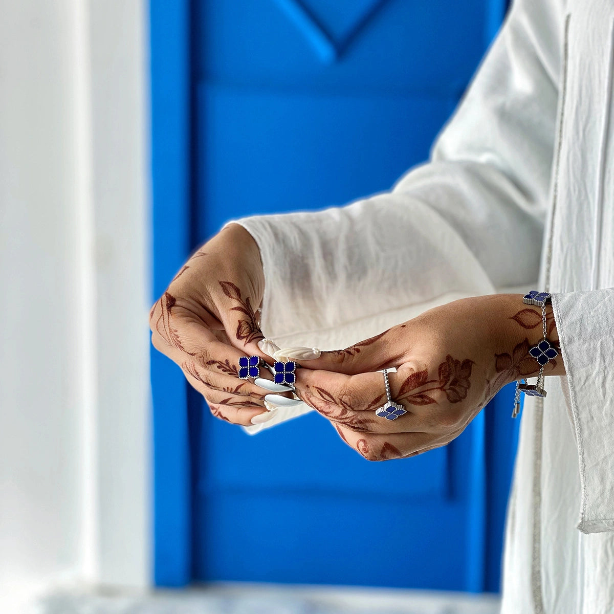 جوري / أقراط اللؤلؤ باللون الفضي