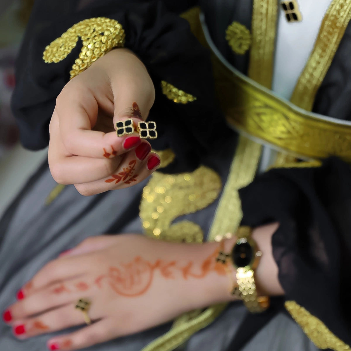 جوري / أقراط الحجر الأسود باللون الذهبي