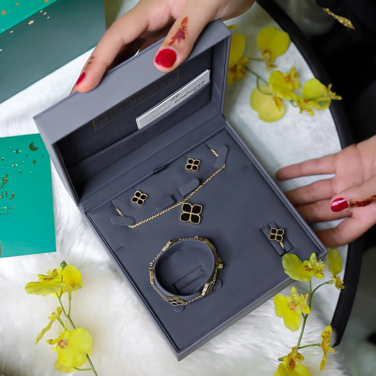 جوري / أقراط الحجر الأسود باللون الذهبي