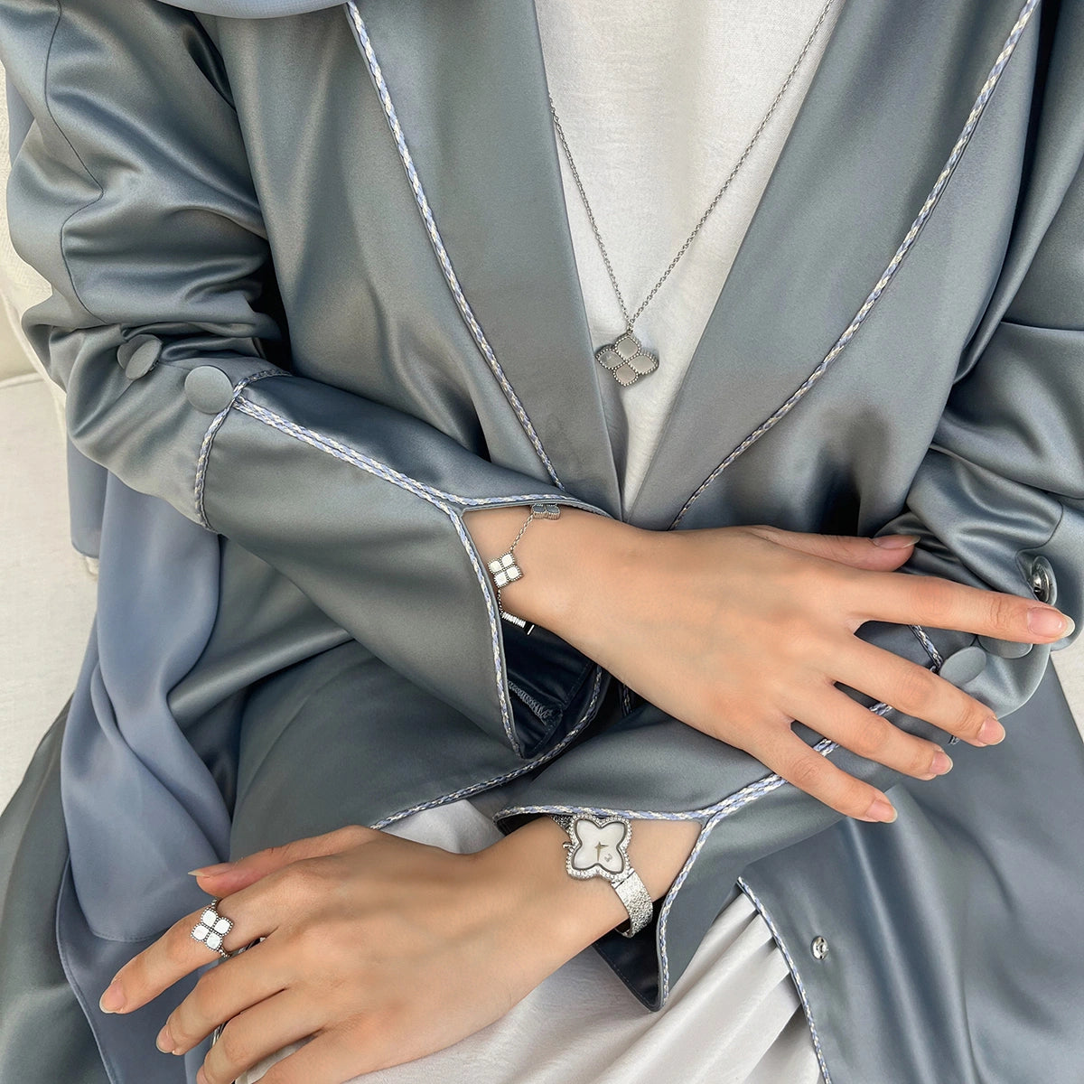 جوري / عُقد اللؤلؤ باللون الفضي