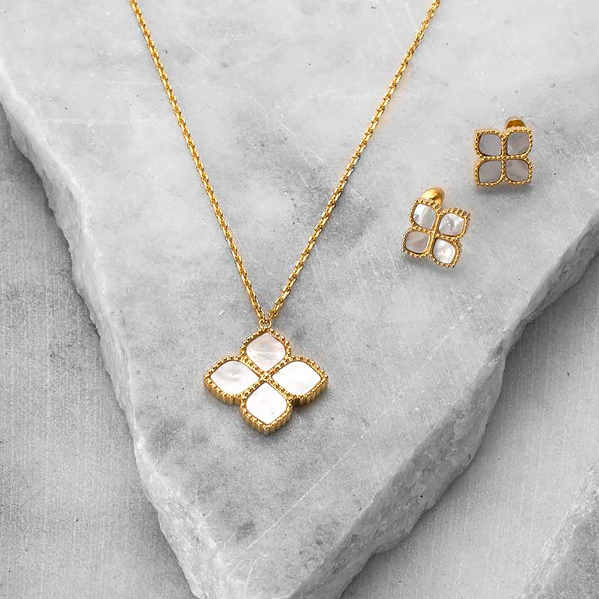 جوري / عُقد اللؤلؤ بلون الذهب