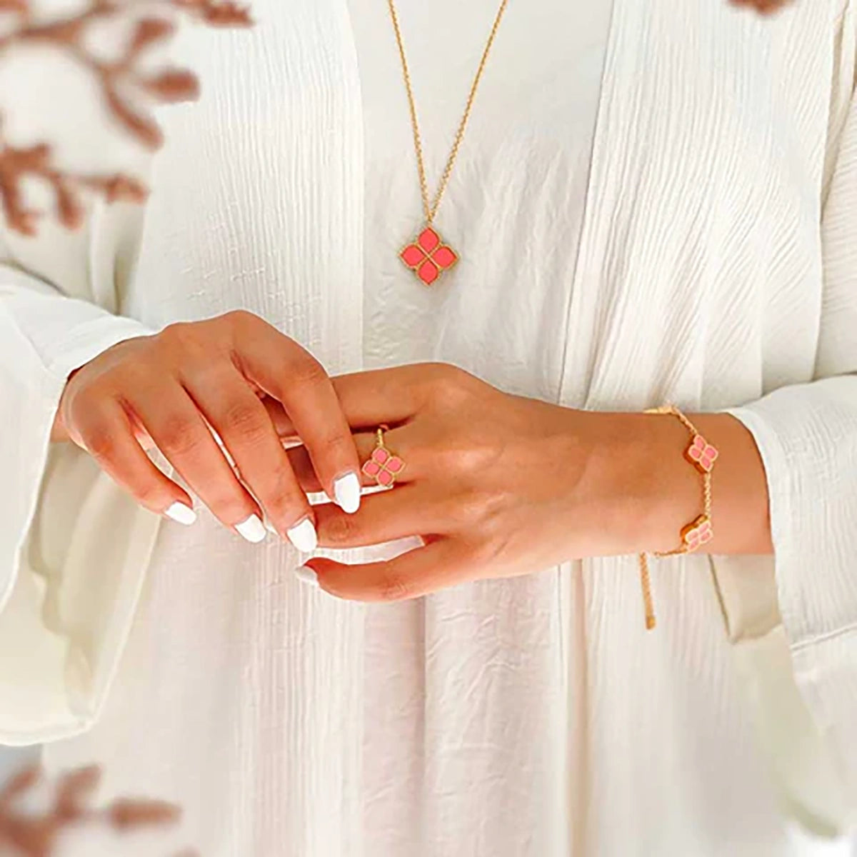 جوري / قلادة العقيق الوردي باللون الذهبي