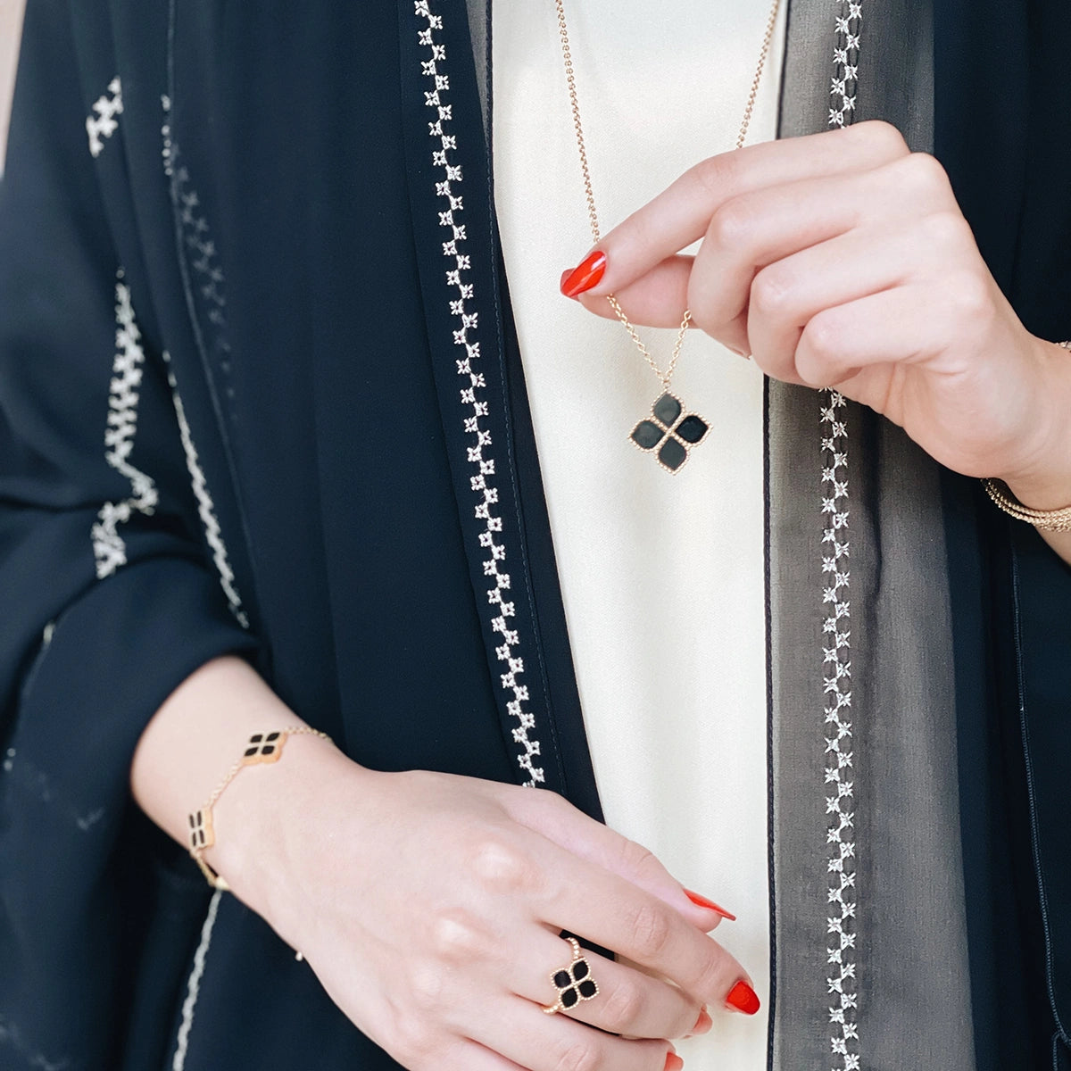 جوري / عُقد الحجر الأسود بلون الذهب