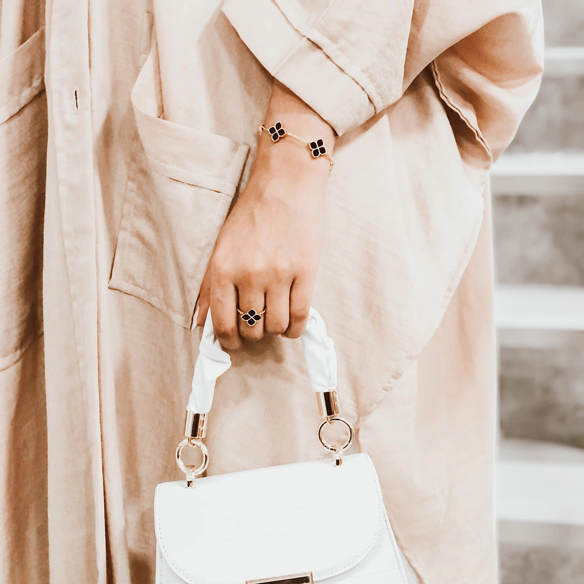 جوري / طقم الحجر الأسود بلون الروز قولد