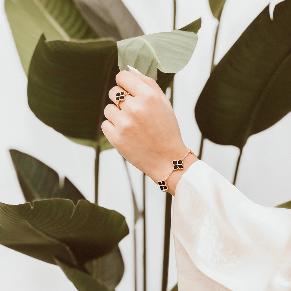 جوري / طقم الحجر الأسود بلون الروز قولد