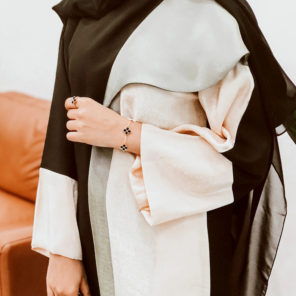 جوري / طقم الحجر الأسود بلون الروز قولد