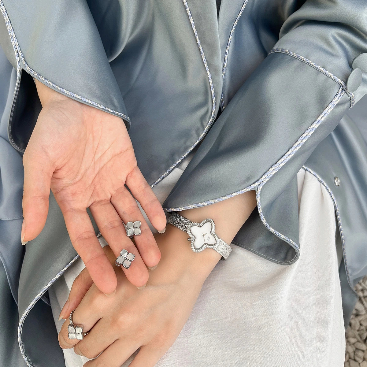 جوري / طقم اللؤلؤ باللون الفضي