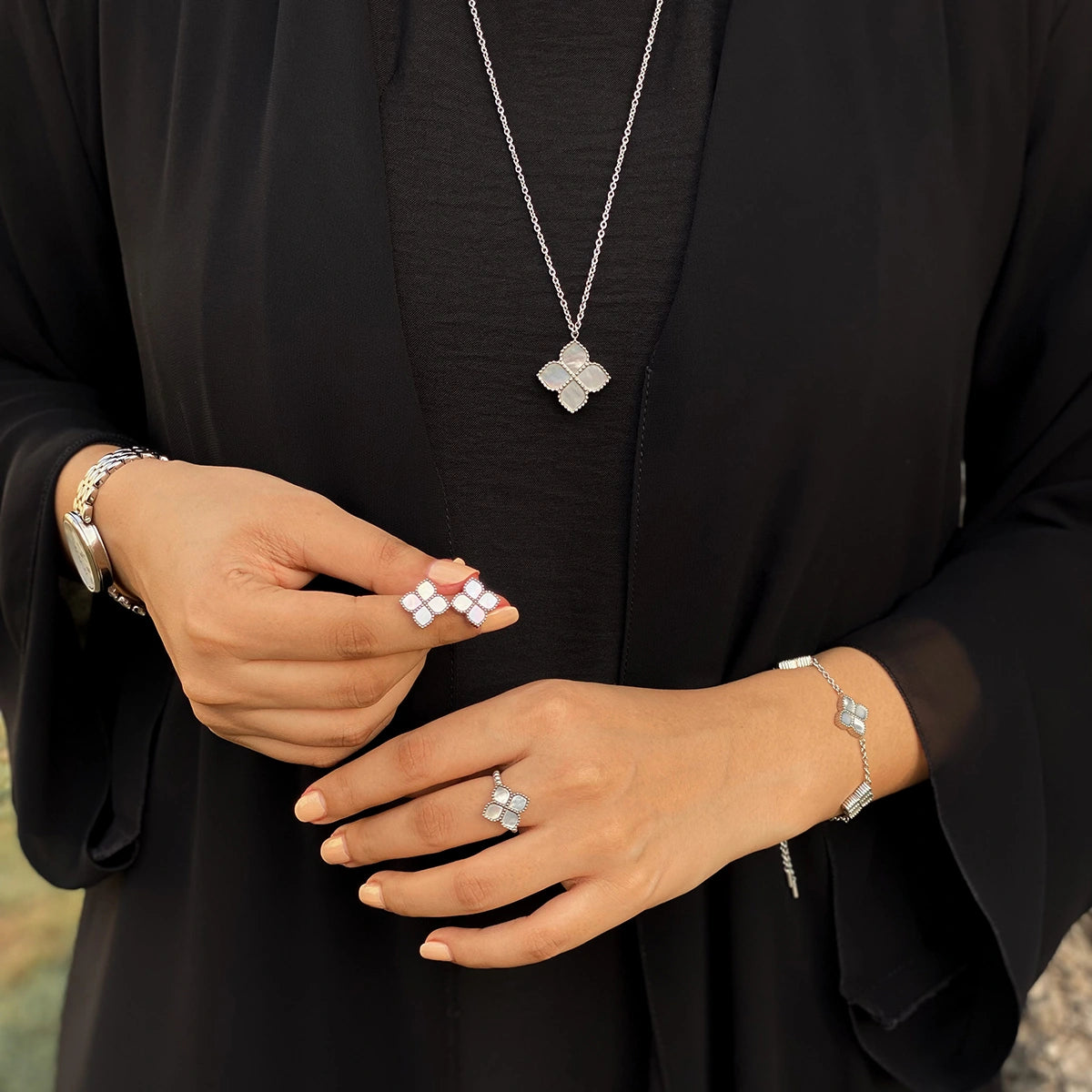 جوري / طقم اللؤلؤ باللون الفضي