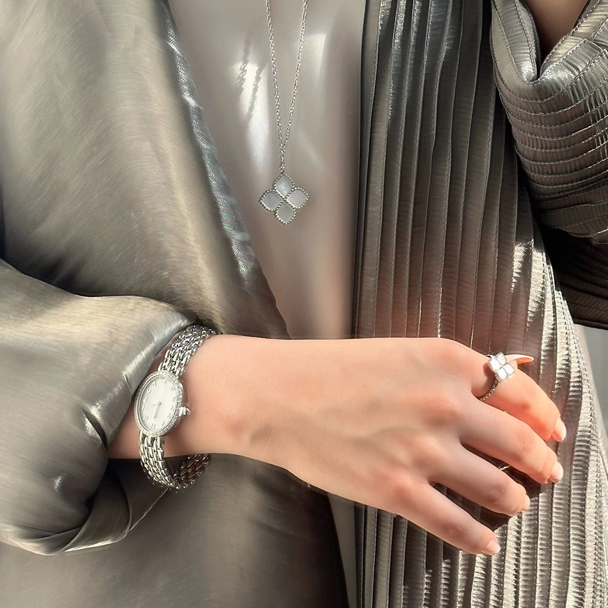 جوري / طقم اللؤلؤ باللون الفضي