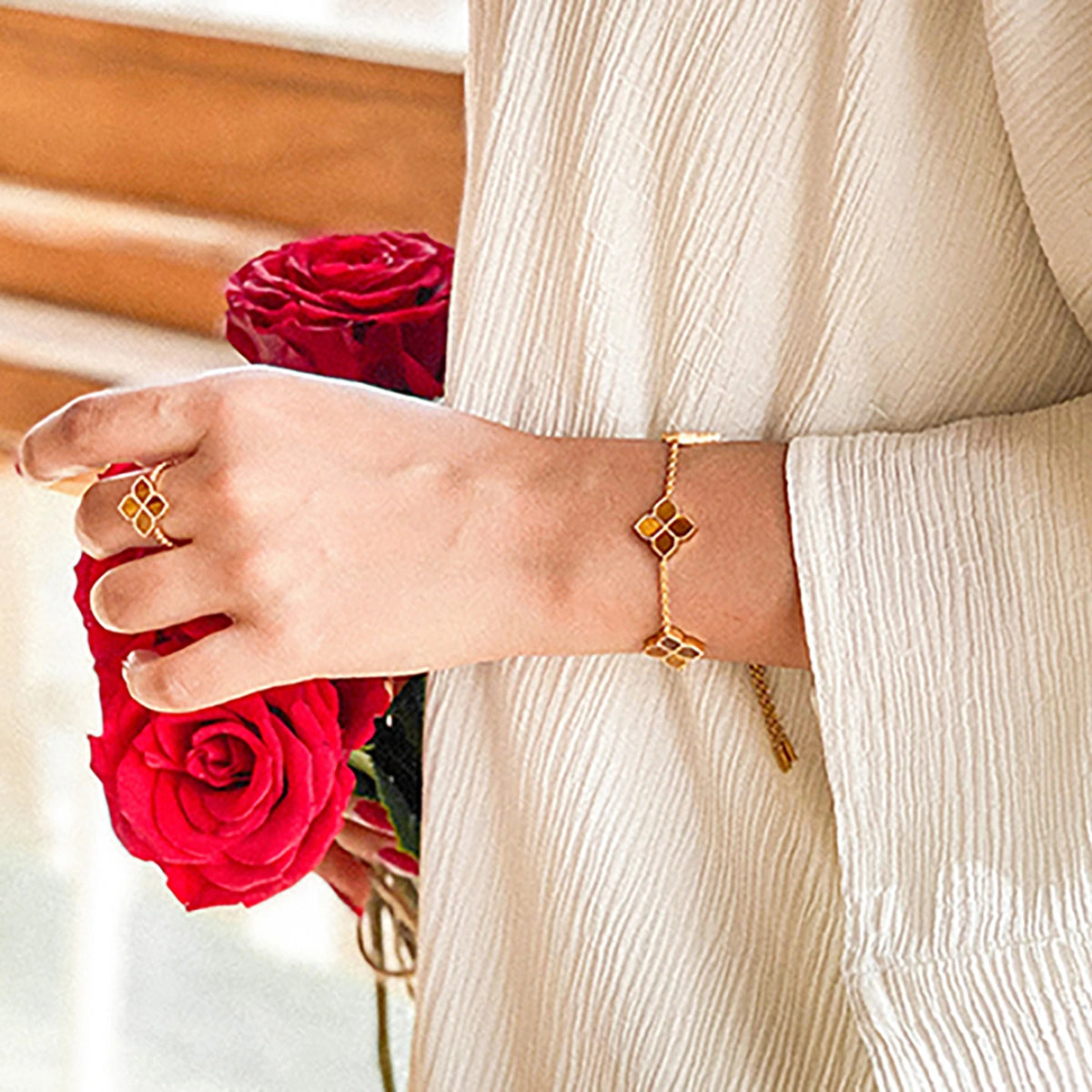 جوري / أقراط اللؤلؤ باللون الذهبي