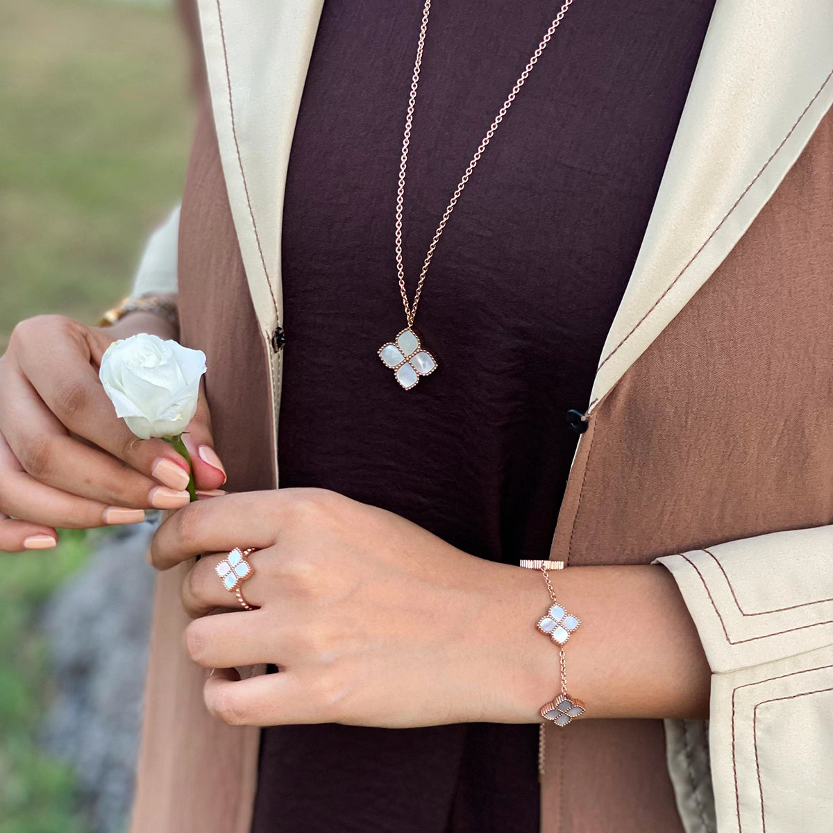 جوري / طقم اللؤلؤ بلون الروز قولد