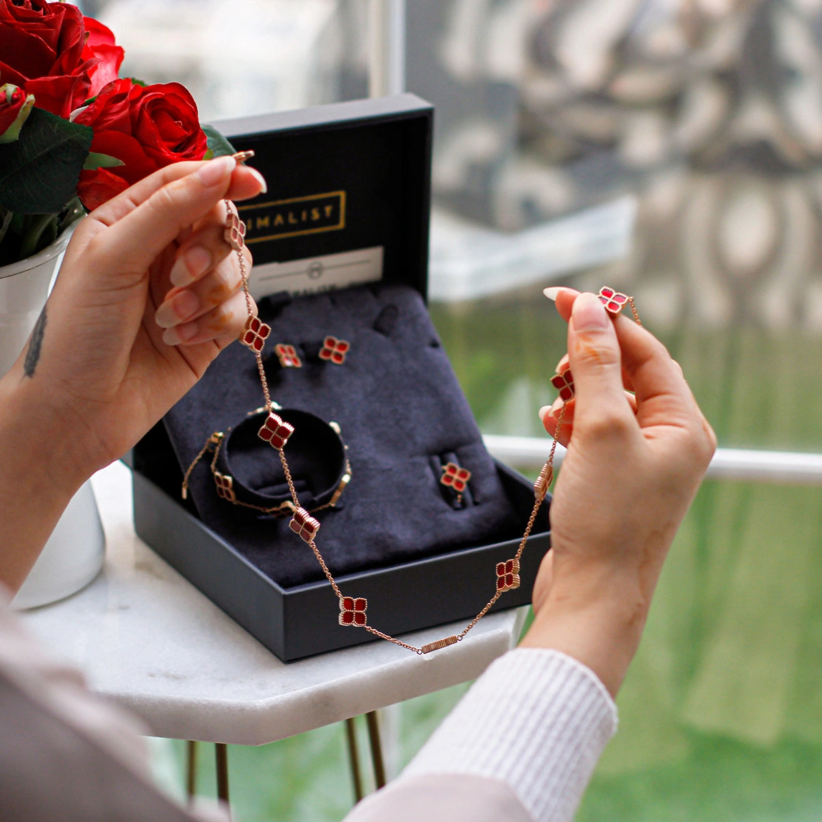 جوري / طقم الحجر الأحمر بلون الروز قولد