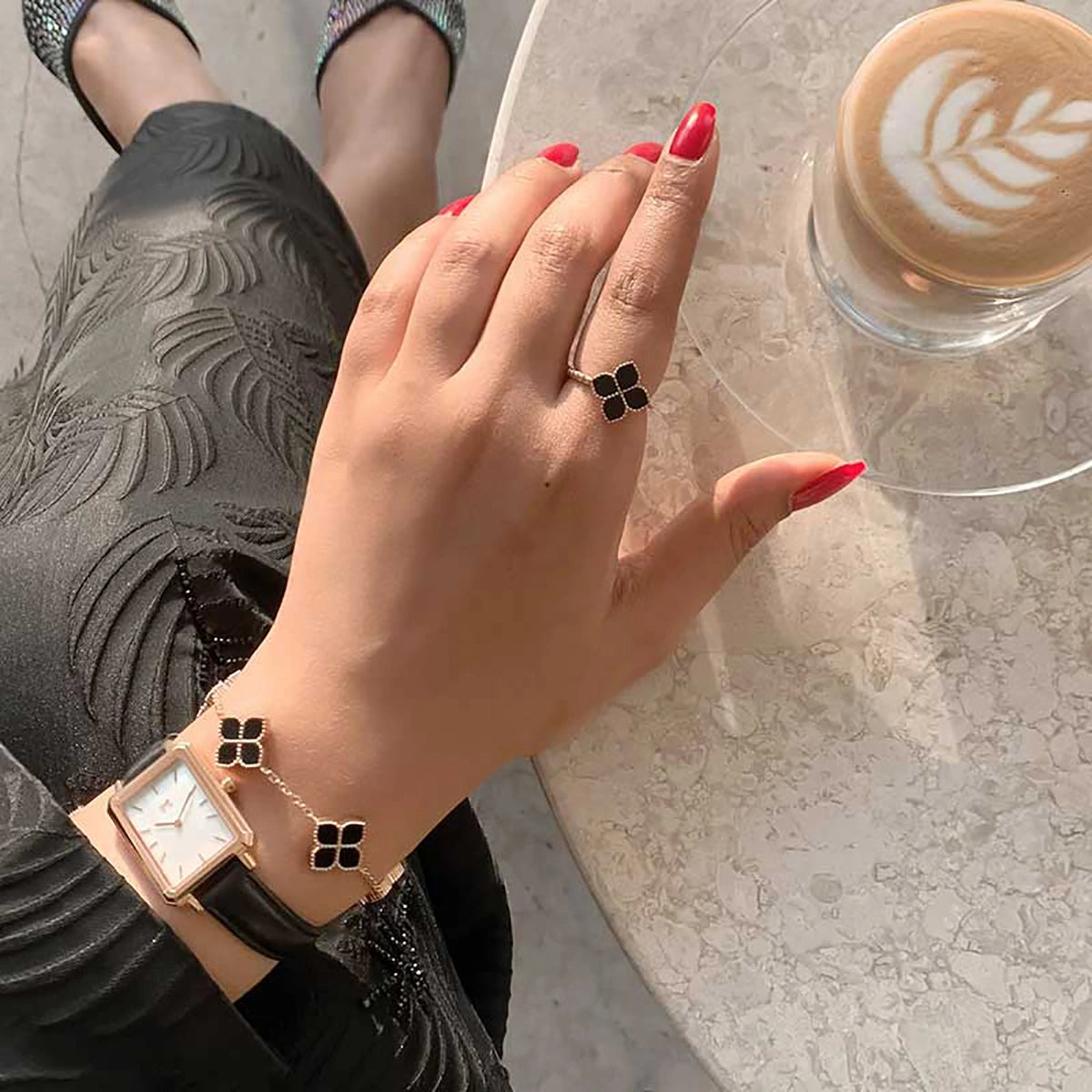 جوري / أقراط الحجر الأسود بلون الروز قولد