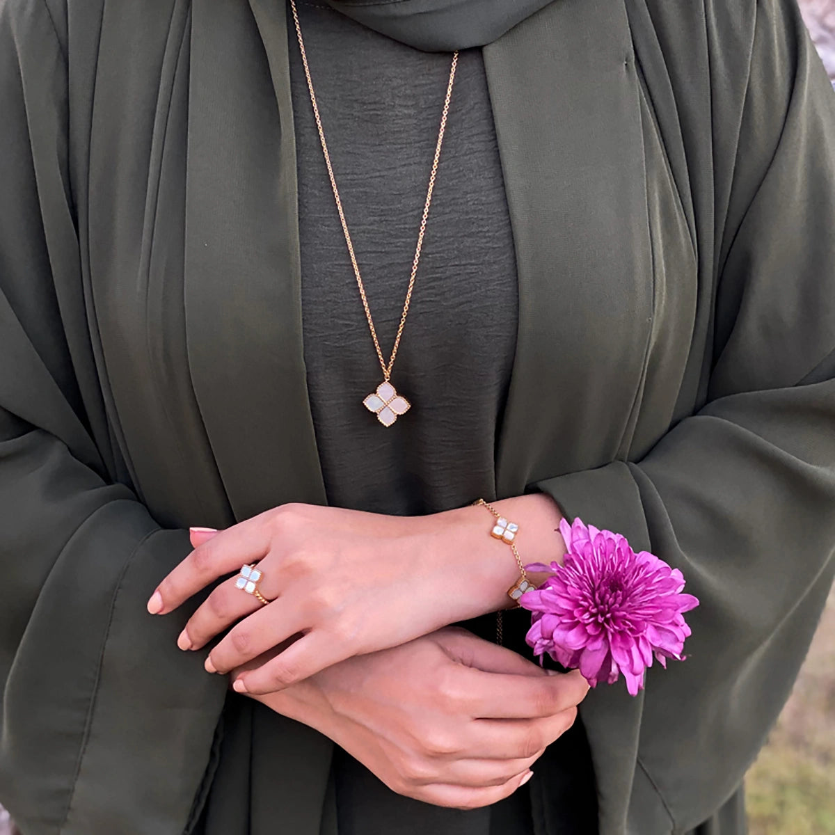 جوري / طقم اللؤلؤ بلون الذهب