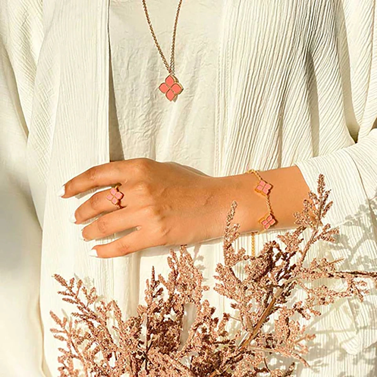 جوري / أقراط العقيق الوردي باللون الذهبي