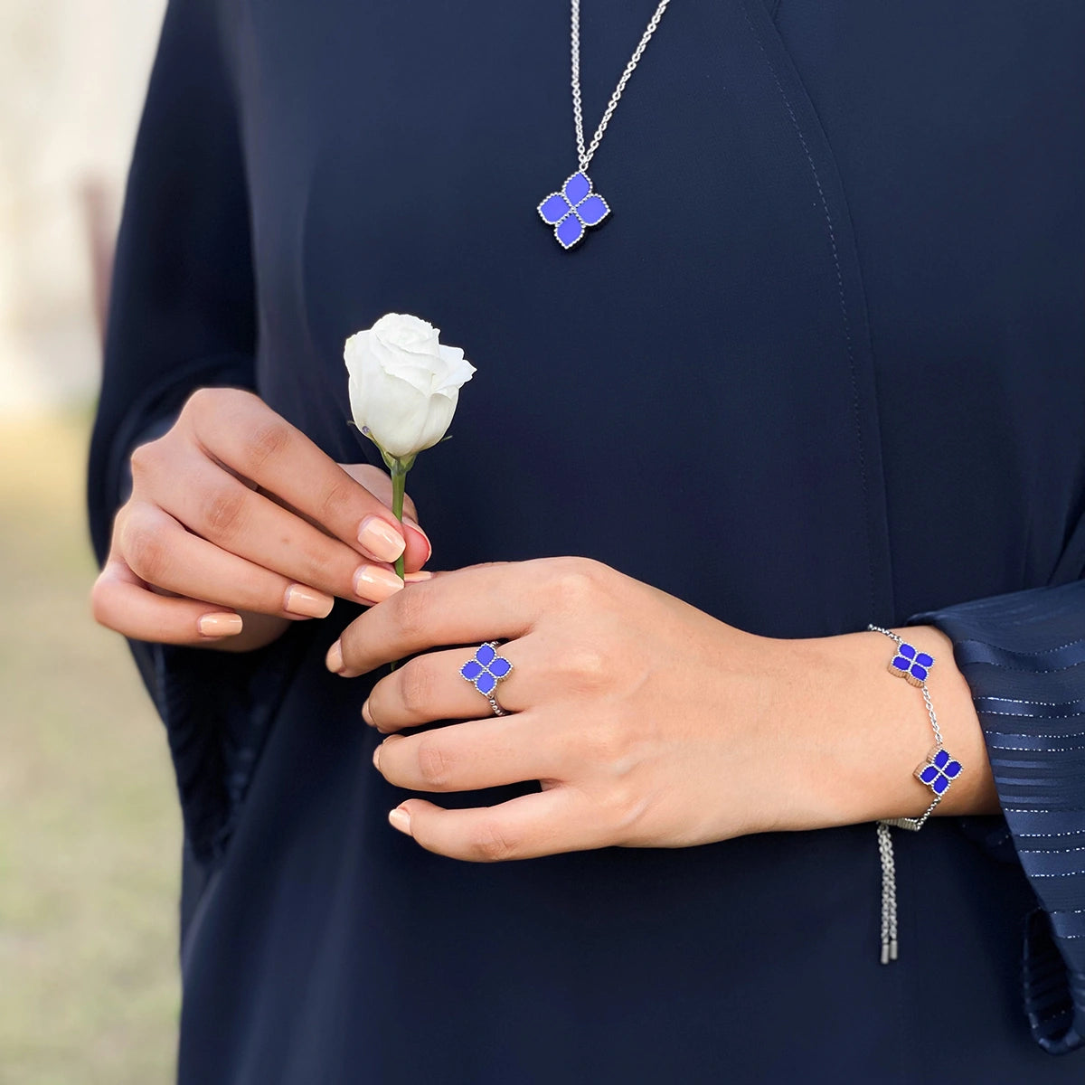 جوري / طقم اللؤلؤ باللون الفضي