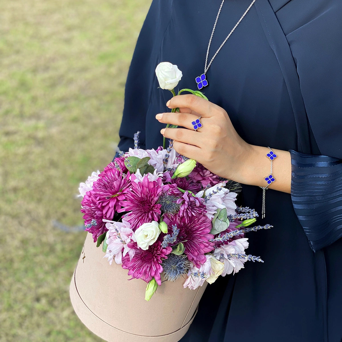 جوري / طقم اللؤلؤ باللون الفضي