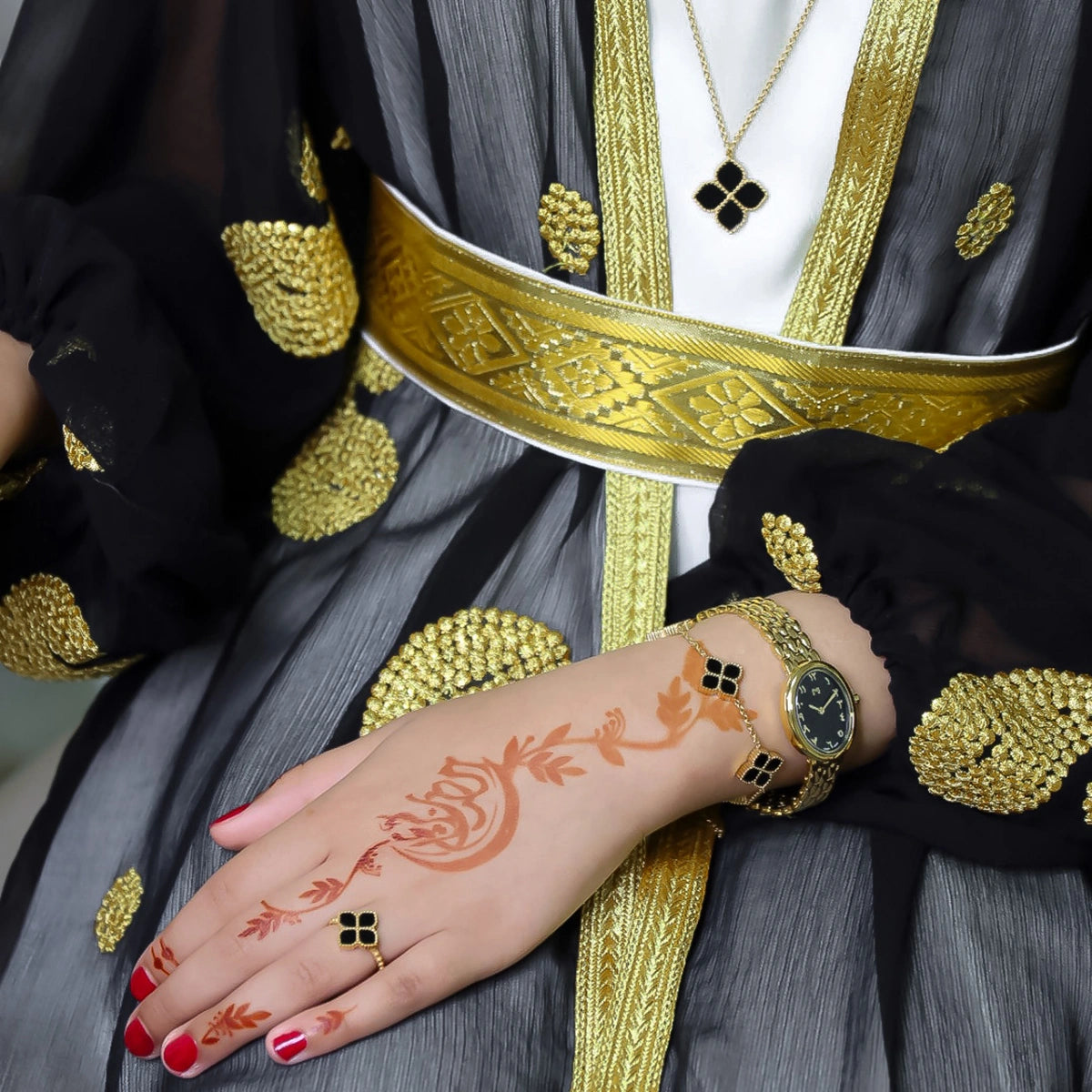 جوري / طقم الحجر الأسود باللون الذهبي