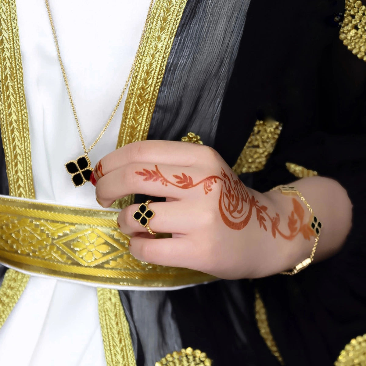 جوري / طقم الحجر الأسود باللون الذهبي