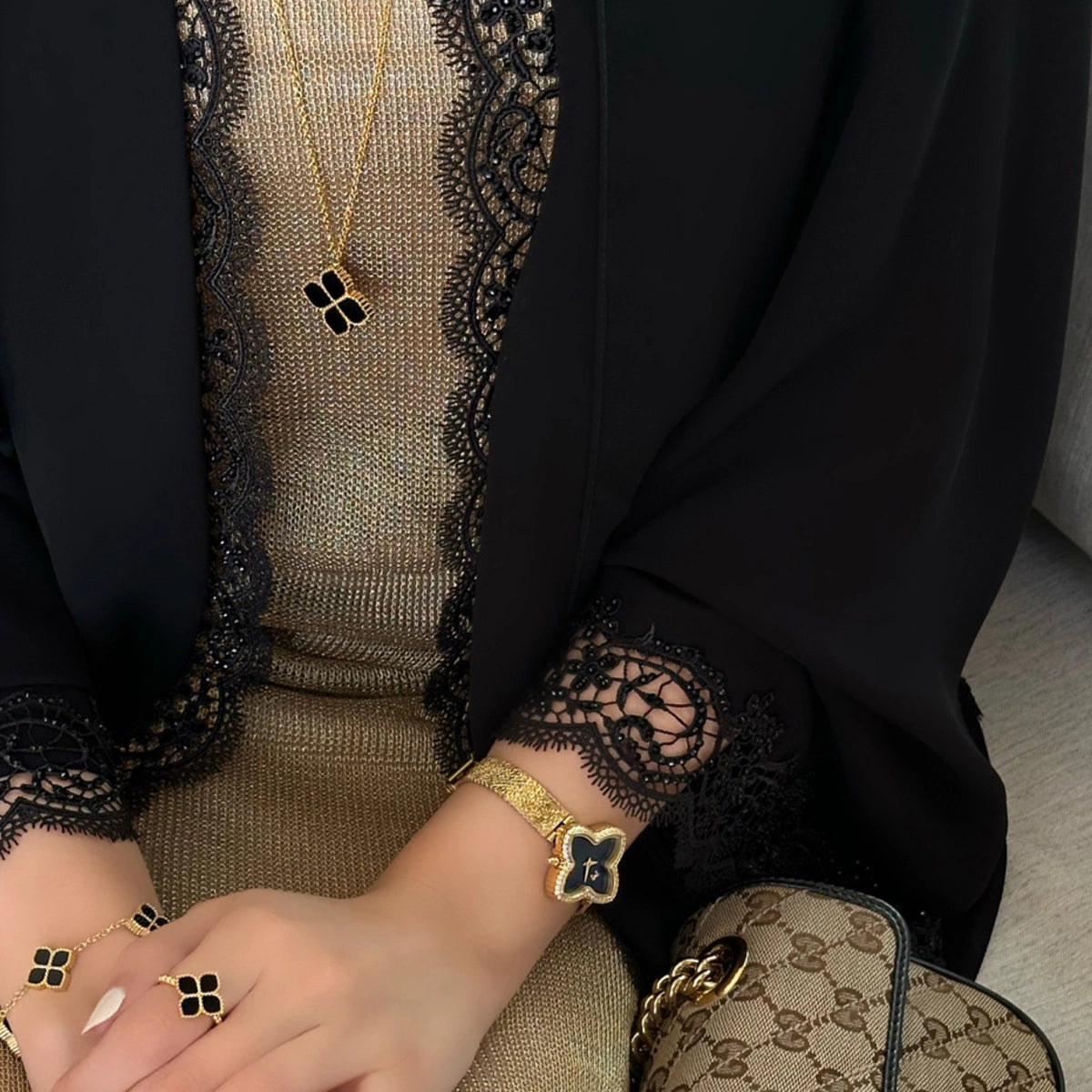 جوري / طقم الحجر الأسود باللون الذهبي