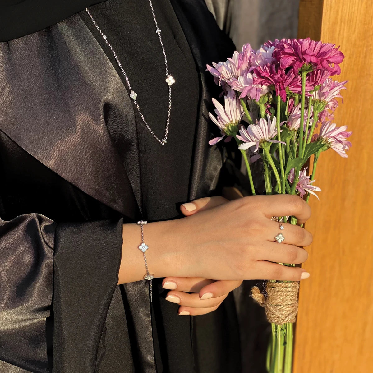 ميني جوري / إسورة اللؤلؤ باللون الفضي