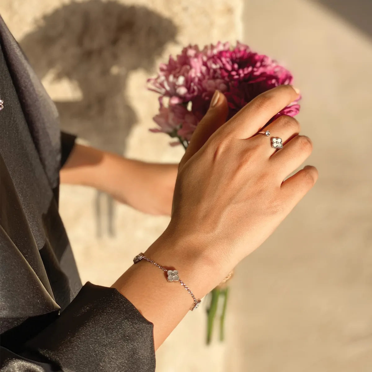 ميني جوري / إسورة اللؤلؤ باللون الفضي