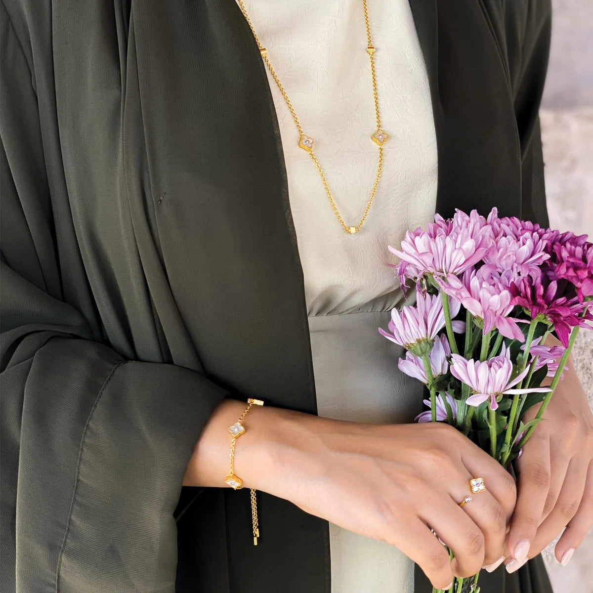 ميني جوري / إسورة اللؤلؤ باللون الذهبي