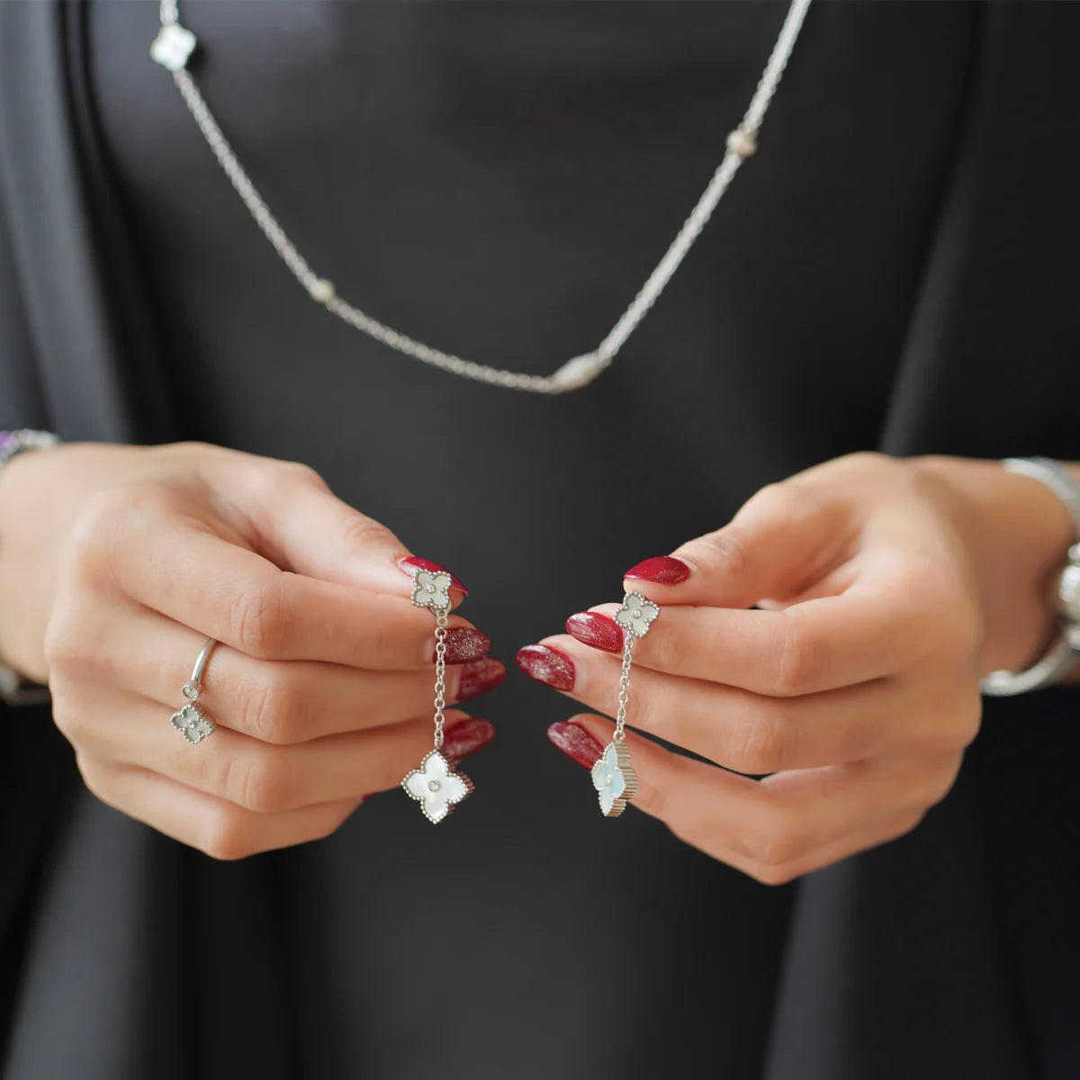 ميني جوري  / أقراط اللؤلؤ باللون الفضي