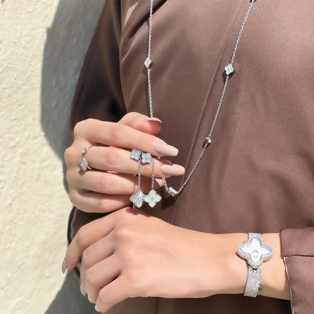 ميني جوري  / أقراط اللؤلؤ باللون الفضي